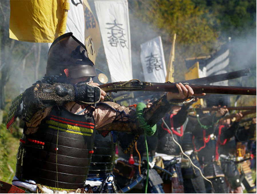 火縄銃を撃つ兵士